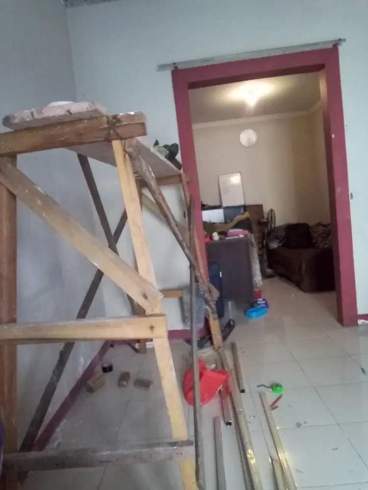 Menyediakan jasa atau tenaga tukang bangunan untuk perbaikan/renovasi