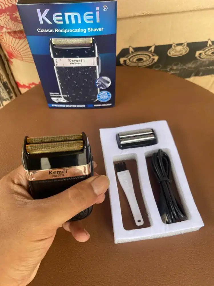 Original merk KEMEI alat pencukur kumis dan jenggot di cas
