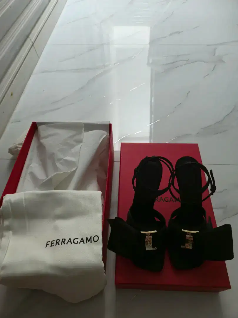 Sepatu Wanita Salvatore Ferragamo size 7 1/2