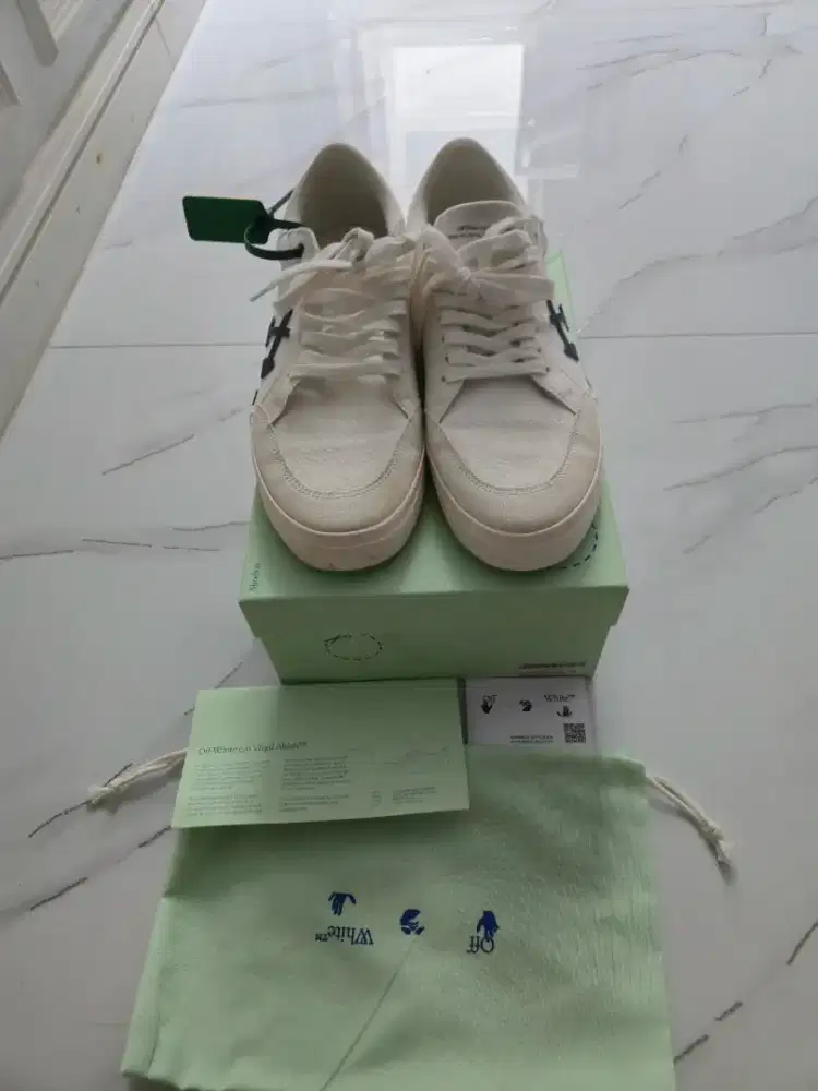 Sepatu Off White size 45