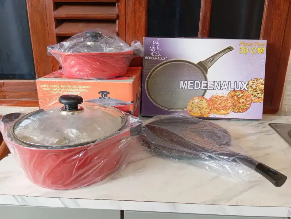 Panci Tetra Set dan Pizza Pan Medeelanux Kondisi baru dan belum pakai