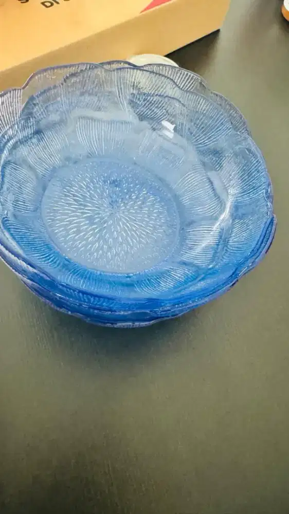 Mangkok beling biru klasik