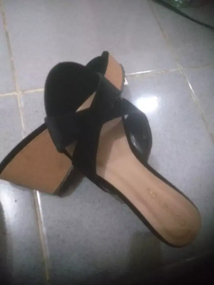 Sepatu sendal wanita