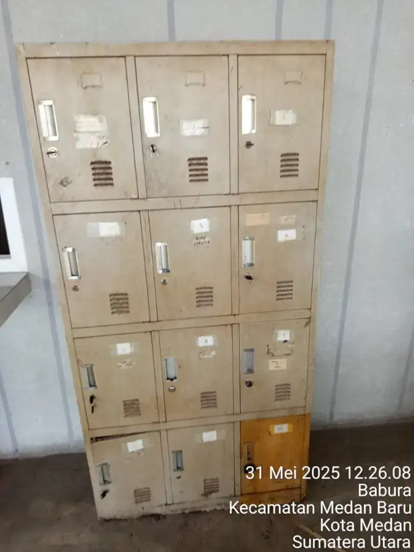 Lemari loker besi 12 laci