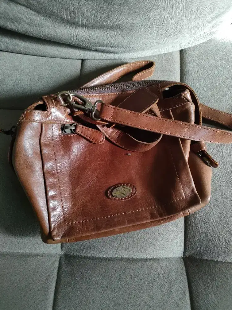 Tas Kulit Asli Aira