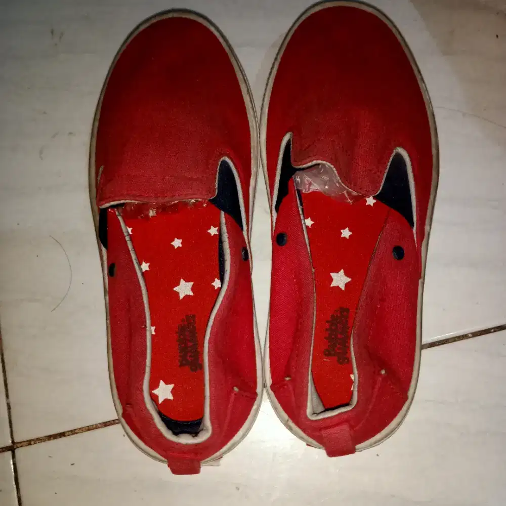 Sepatu santai anak