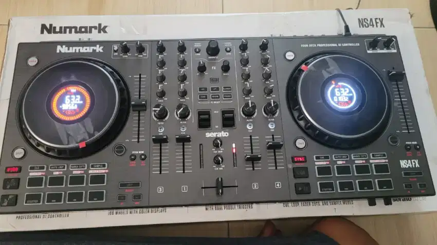 NUMARK NS4FX DJ controller