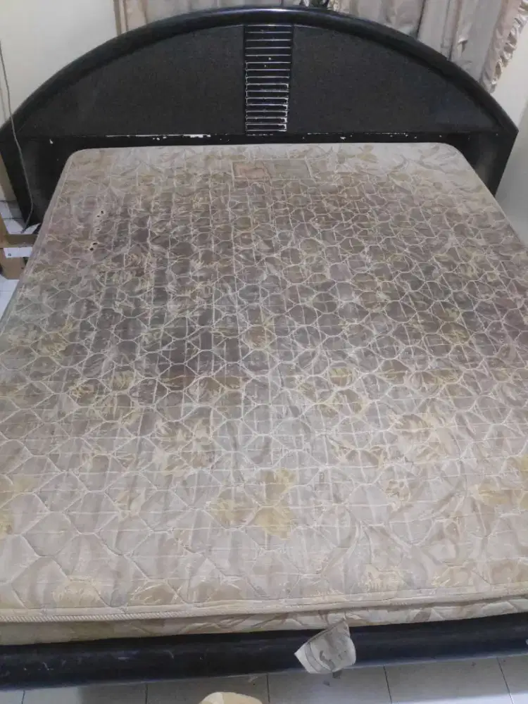 Ranjang lengkap dengan dipan dan kasur (queen size)