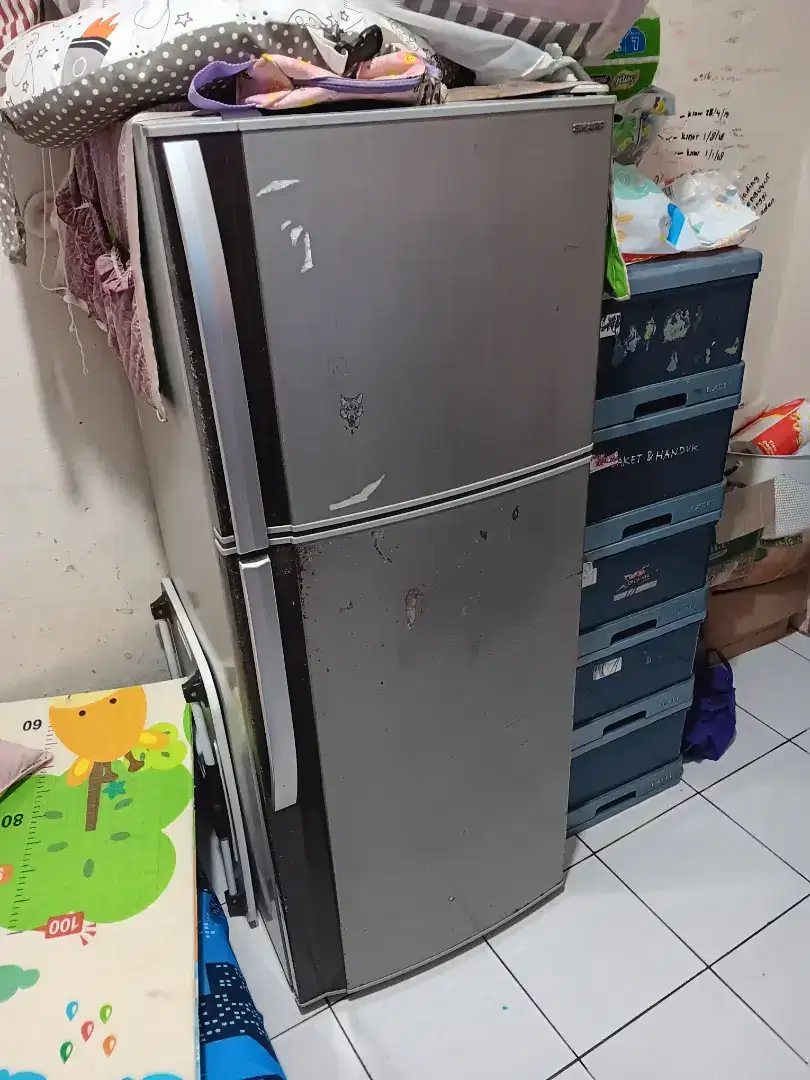 Kulkas  bekas merk sharp 2 pintu