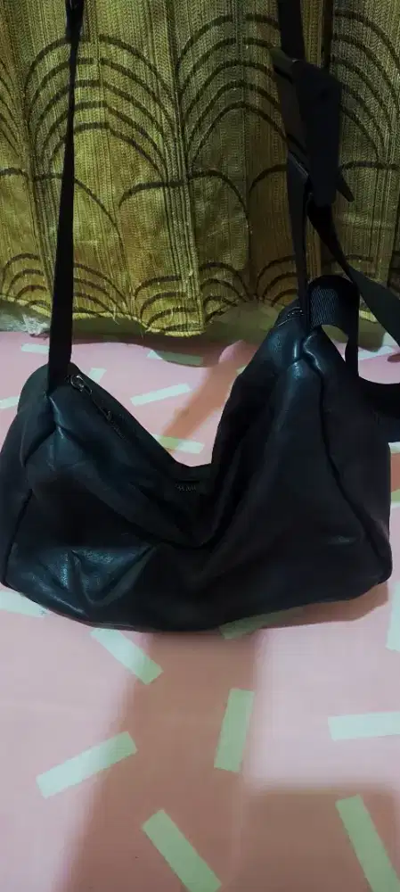 Tas Sling hobo warna hitam pekat