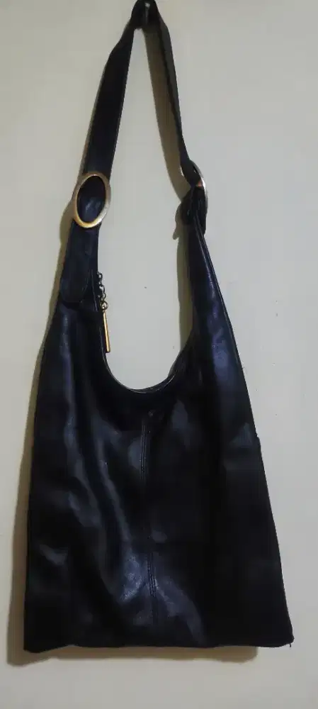 Tas kulit hobo warna hitam pekat.