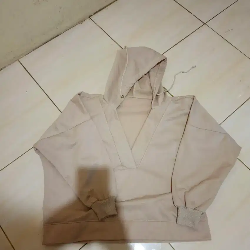 Hoodie model v neck