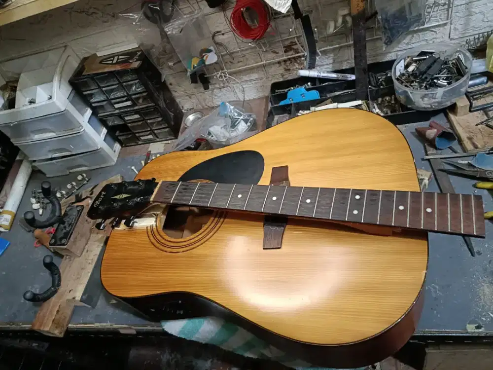 Menerima service set up gitar akustik dan elektrik siap antar jemput