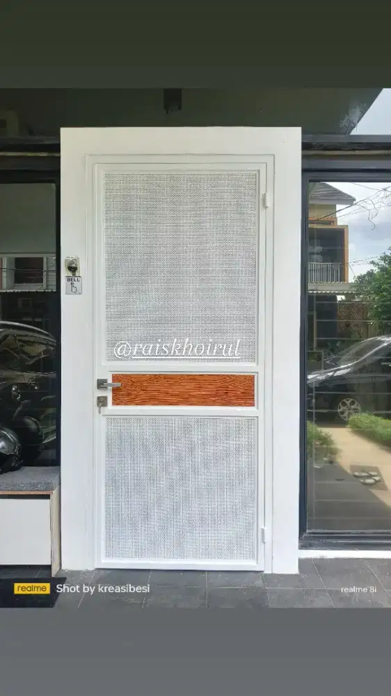 Pintu perforated elegan