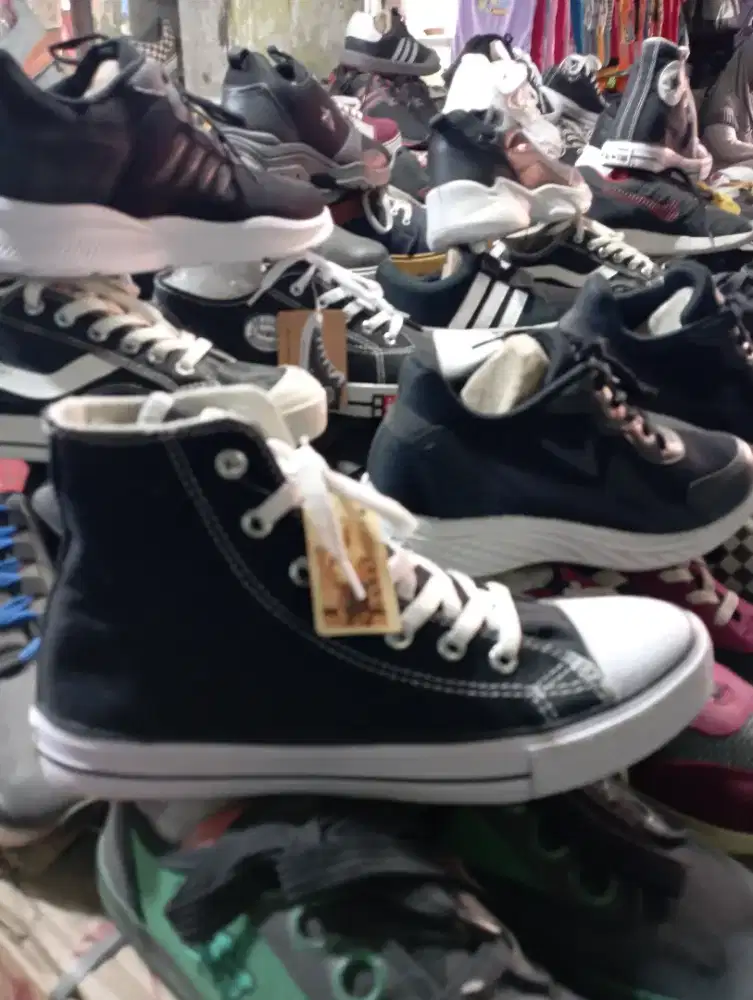 Sepatu sekolah anak cowok