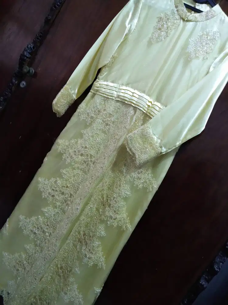 Baju pesta kuning satin