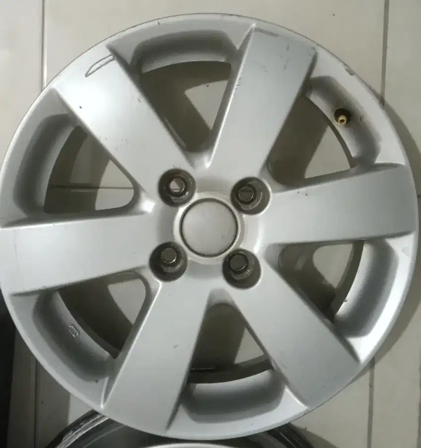 velg oem swift R15 pcd 4x100 et 45