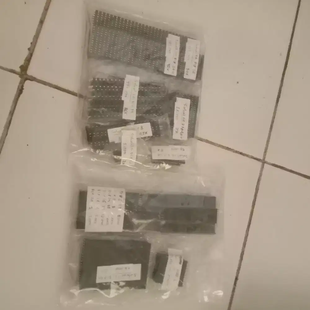 Socket IC kaki rata dan kaki bulat