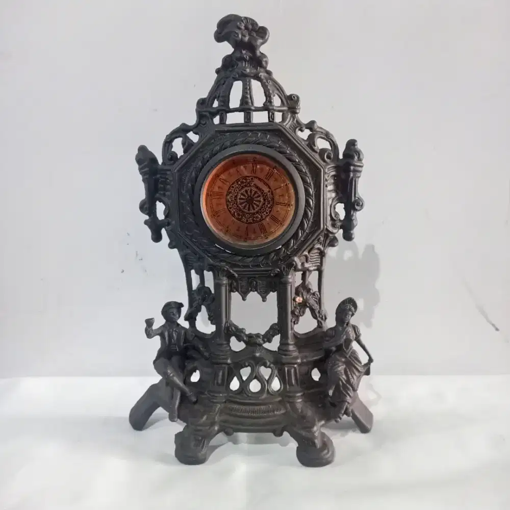 Vintage Body Logam Jam Meja Ornamen Eropa Detail Dua Patung Humanoid