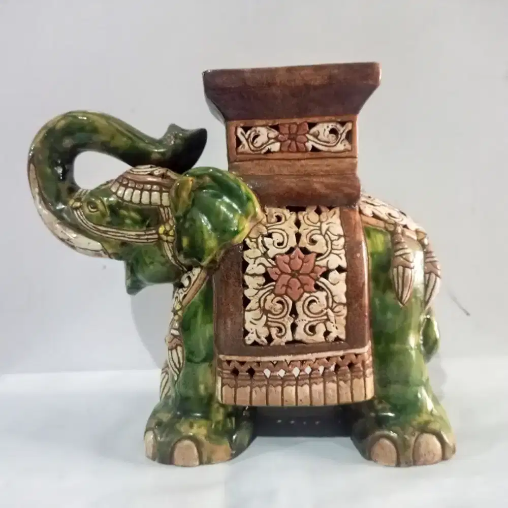 Vintage Patung Gajah Porselen Ornamen Thailand Detail Pecah-Seribu