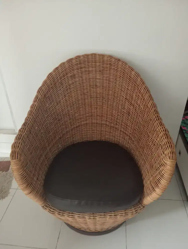 Kursi rotan bisa berputar 360