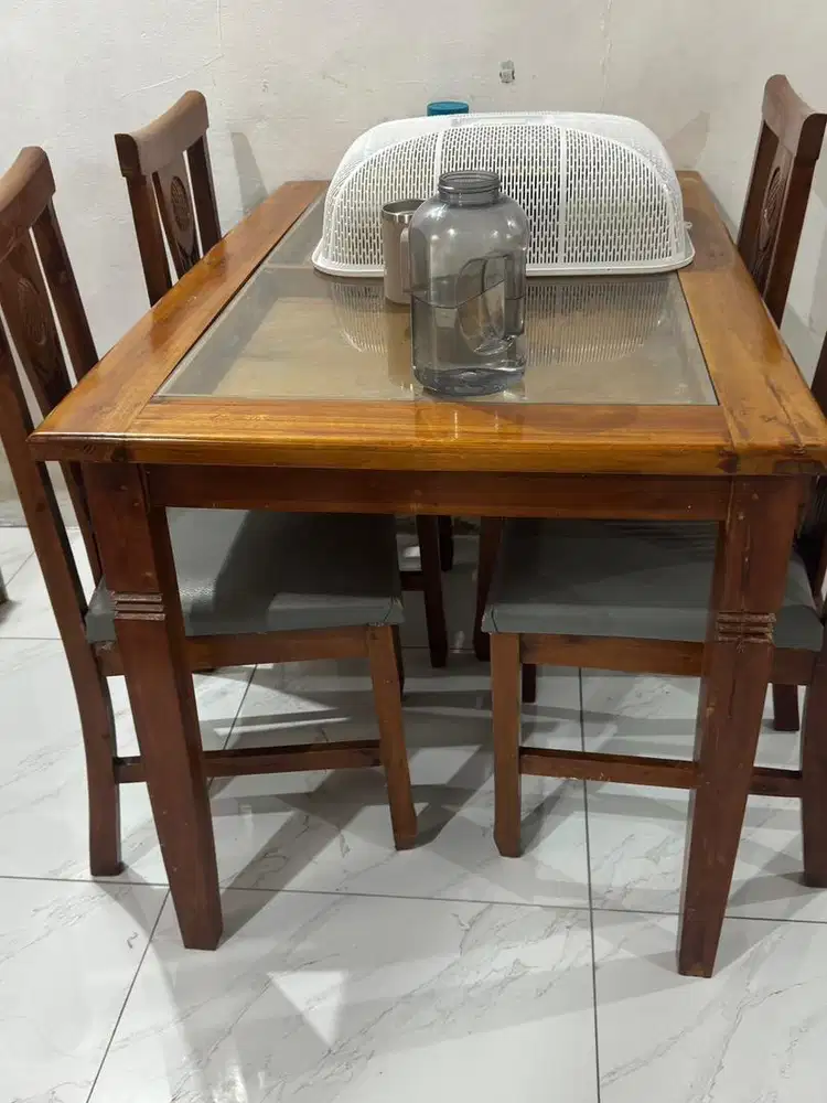 Set meja makan dan 4 kursi