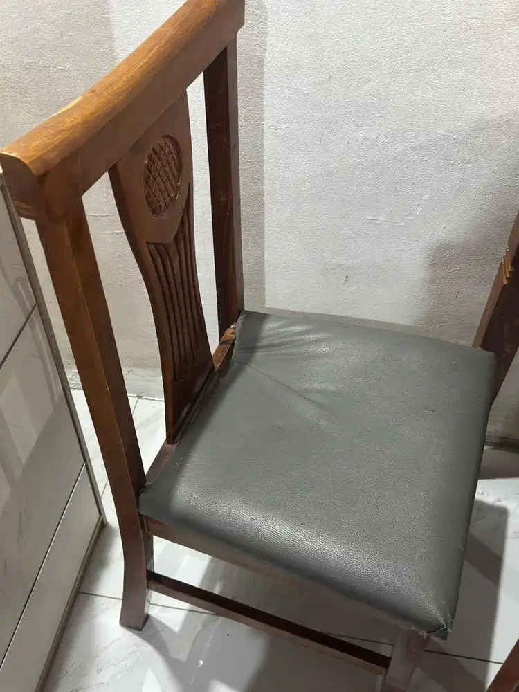 Set meja makan dan 4 kursi