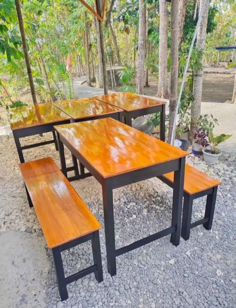 Satu set meja kursi cafe