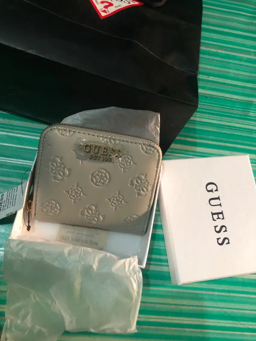 Preloved dompet guess