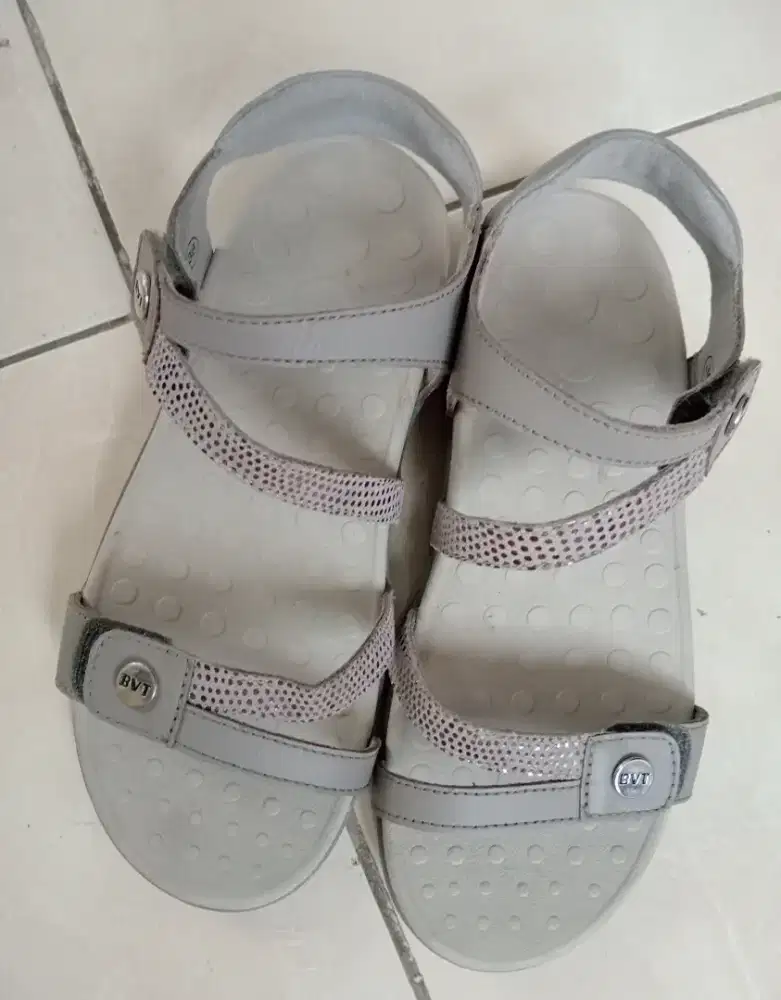 Sepatu sandal merk School