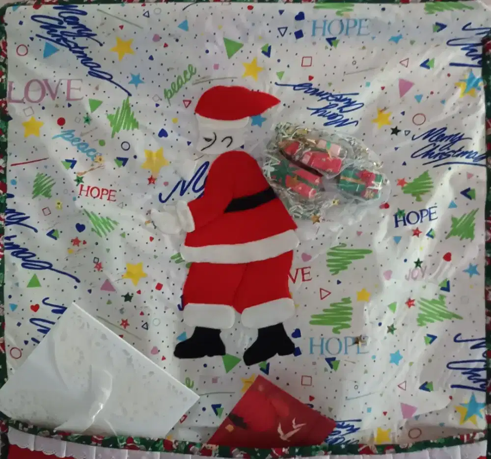 Hiasan dinding merangkap kantong penyimpanan