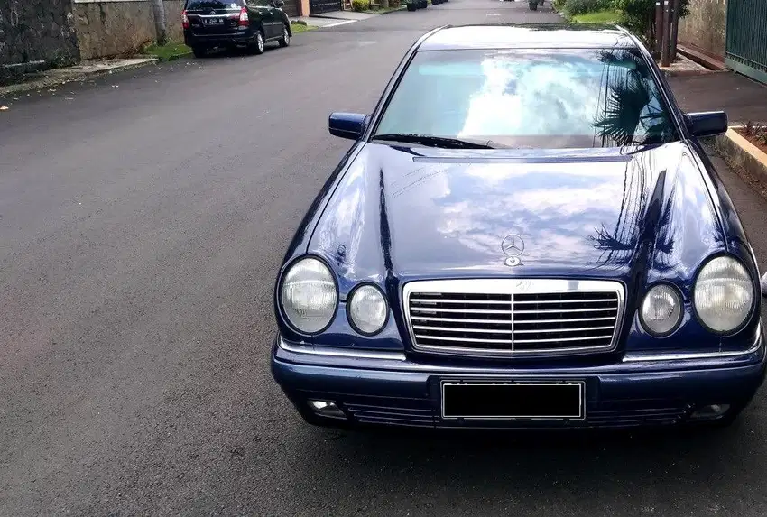 Dijual Mercedes Benz E320 W210 Elegance 1997 Biru AT Bensin Mercy