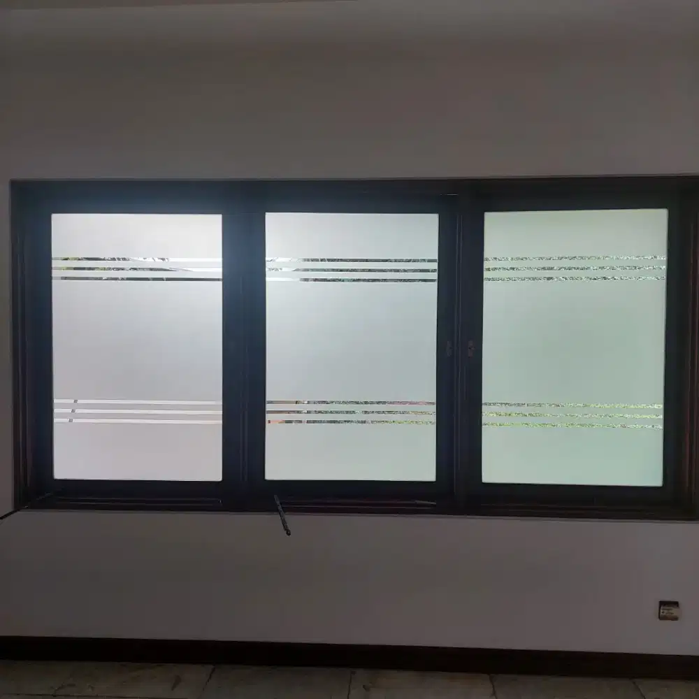 Stiker kaca sanblas pemasangan kaca filem rumah gedung ruko