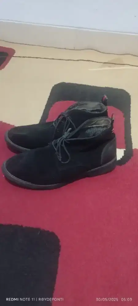 Sepatu Chuka Boots suede warna hitam