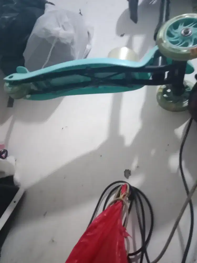 Dijual sekuter anak rodanya bisa nyala. Jual cepat