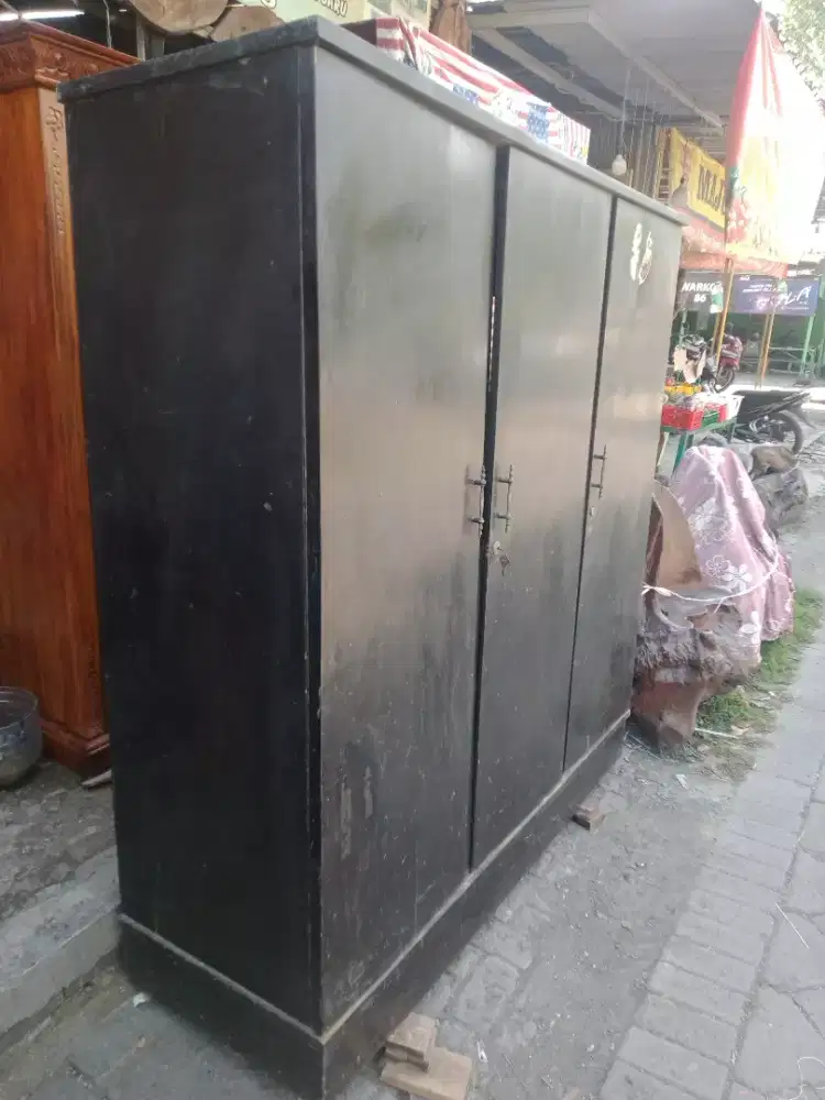 Almari pakaian jati pintu tiga