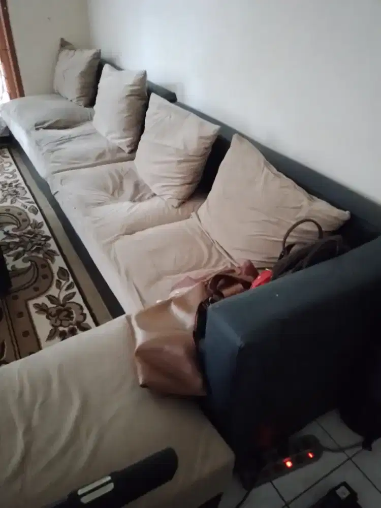 Dijual cepat kursi sofa L plus meja bantal  kondisi apa adanya