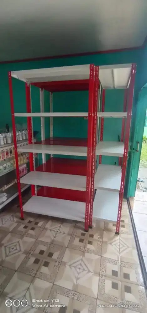 Rak besi gudang..