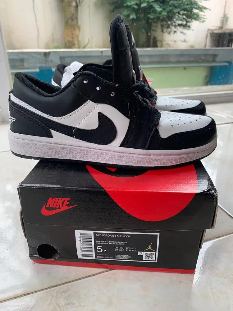Sepatu merk Nike wanita