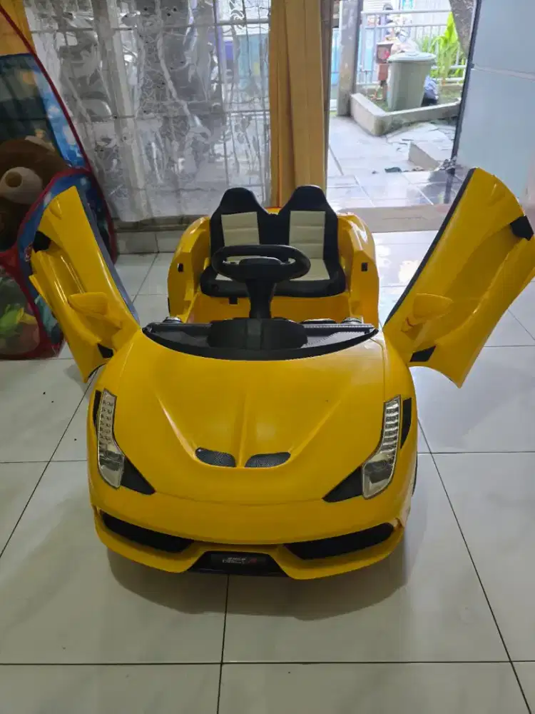 Mobil mainan aki bekas Junior Ferarri 458 spider