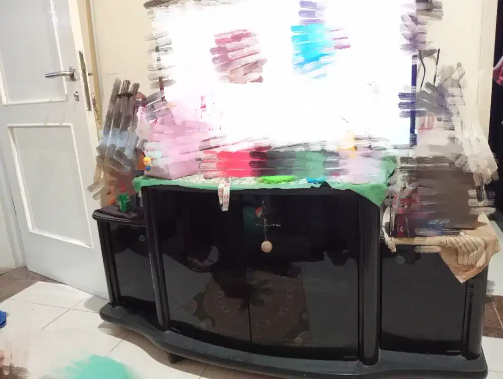 Meja rak TV pintu kaca