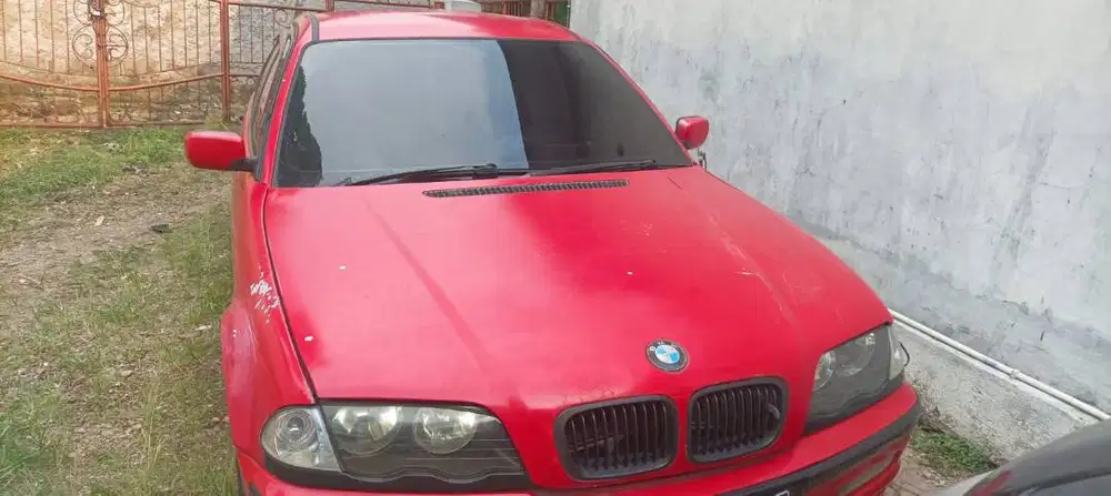 BMW 318i E46 Thn 2001 warna Merah