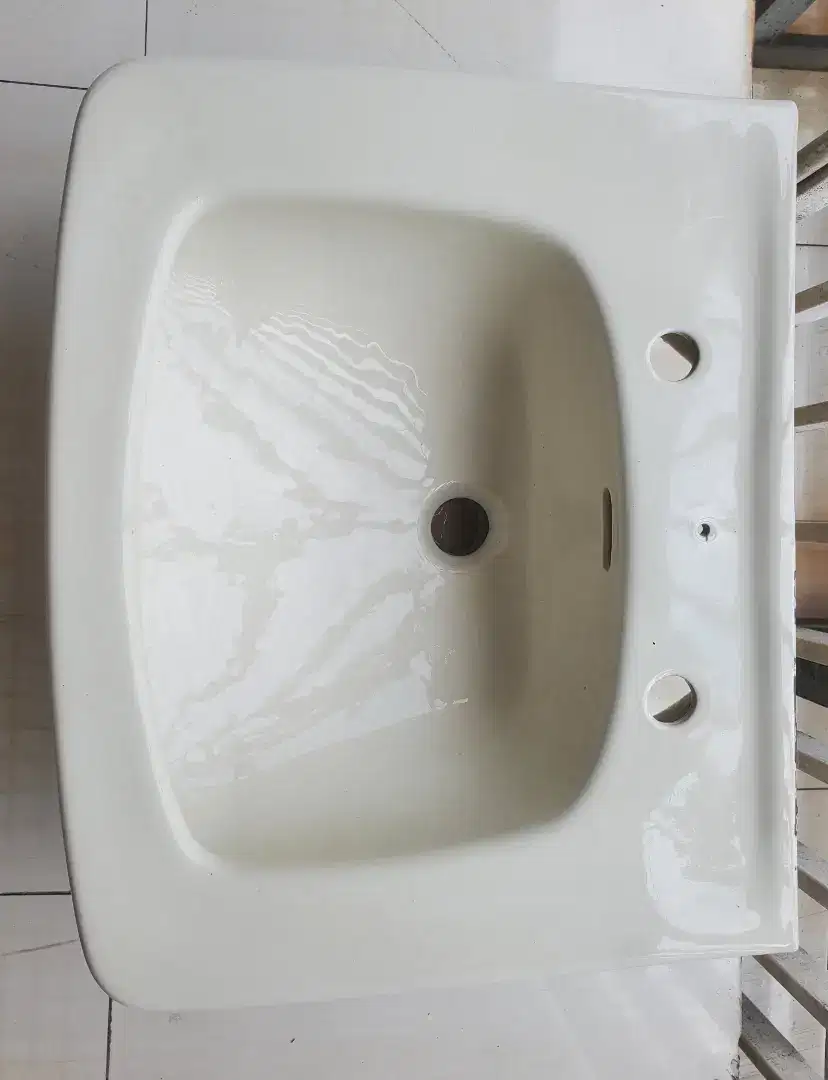 Wastafel Keramik Merk TOTO Eks Renovasi