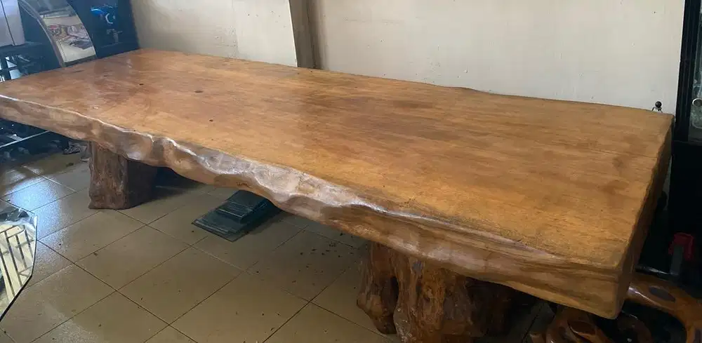 Meja kayu panjang