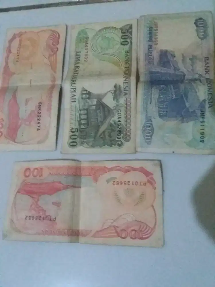 Uang koin dan kertas 100