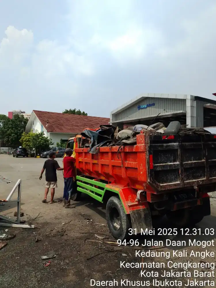 Sawan odeg angkut puing limbah proyek dan pengurugan