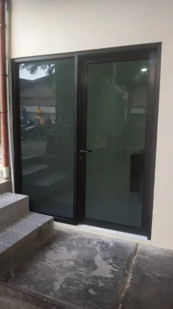 Pintu aluminium dan kaca