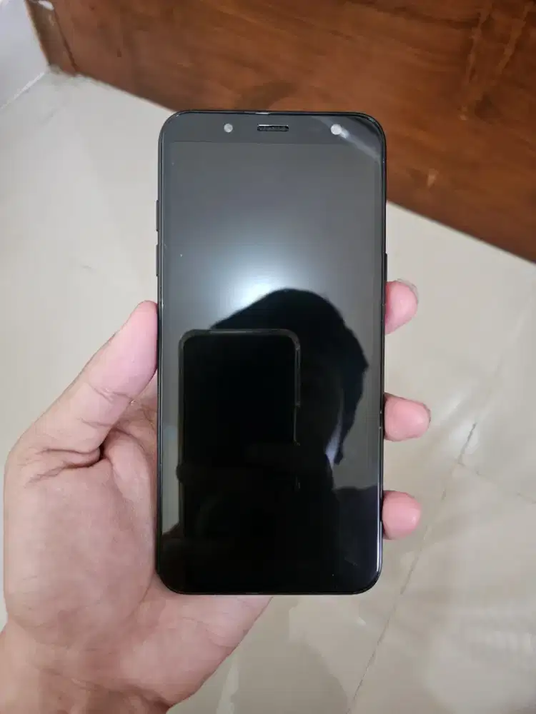 Samsung A6 2018 3/32GB hp charger mulus pemakaian minus lcd sdh gntian