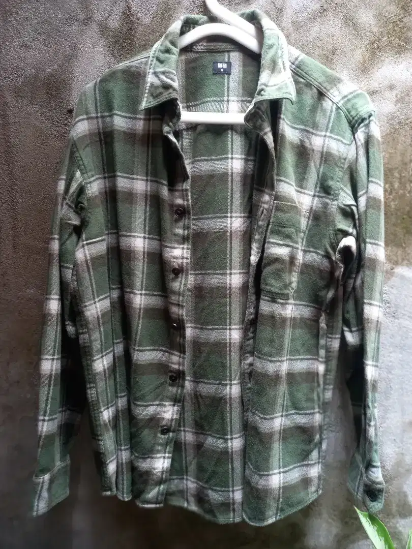 Preloved Uniqlo Size M,Mulus, 2 kemeja.45K/pcs