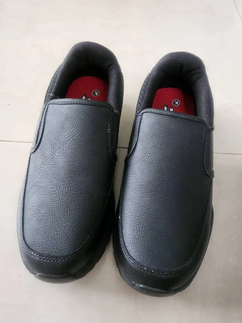 SKETCHERS SLIP RESISTANT MEMORY FOAM